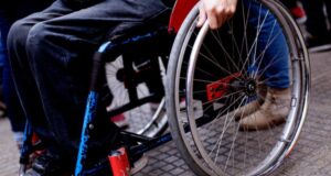 Alumno en silla de ruedas reprobó ramo de expresión corporal: condenan a academia por discriminación
