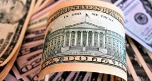 Dólar acelera su marcha y se acerca a los $730 en el contexto de la crisis en Chile