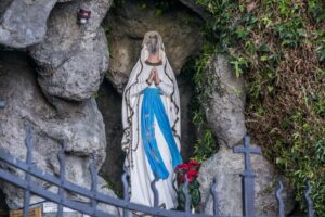 Ni la imagen de la Virgen se salvó del vandalismo de los delincuentes