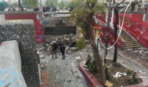 Así amanecieron las calles de Santiago tras incendios y saqueos ocurridos el lunes