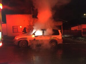 Investigan intencionalidad en incendio vehicular