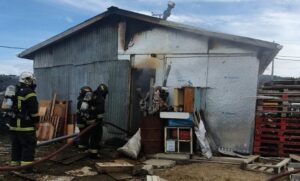Incendio destruyó vivienda en parcela y dejó a adulta mayor damnificada