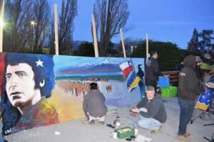 Roban mural que era pintado en la plaza de Puerto Natales