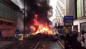 Televisores, bicicletas y maniquíes al fuego: desvalijan Johnson y arrojan especies a barricada
