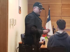 Liceano manifestante fue formalizado por lanzar bomba molotov a carros policiales