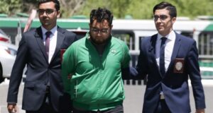 Universidad del Desarrollo suspende a docente formalizado por destrozar el Metro