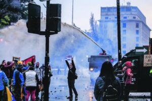 Enfrentamientos entre carabineros y manifestantes en pleno centro de Punta Arenas