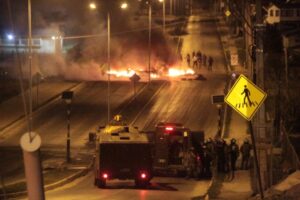 Militares detuvieron a dos manifestantes realizando barricadas que los atacaron con piedras