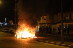 Vecinos atemorizados por barricadas  y desórdenes