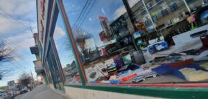 Rompen ventanal de Librería Cosme Nocera
