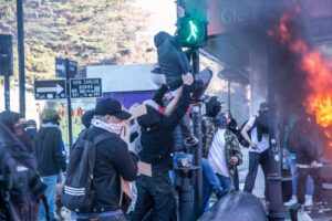 Segunda jornada de protestas: lumpen desató el caos en pleno centro de la capital regional