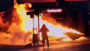 Vandalismo de encapuchados dejó millonarios daños y doce detenidos tras protesta en la plaza