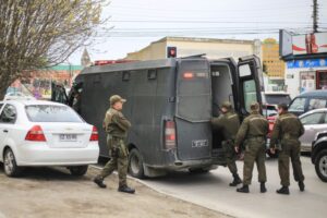 Carabineros detuvo a sujeto que peleaba con mujer y sacó un cuchillo