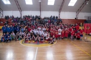 Alegrías, puntos y abrazos, marcaron la jornada cesteril del “Torneo Mini de básquetbol de la Hispanidad”