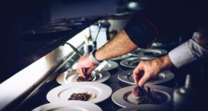 Cocinero chileno arriesga casi 4 años de cárcel en España por partir plato en la cabeza de camarero