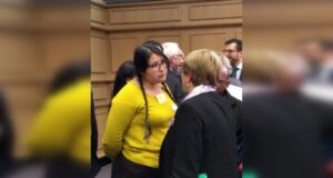 Dirigente mapuche interpela a Michelle Bachelet en encuentro de Derechos Humanos en Irlanda