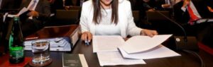 Abogada deberá pasar 600 días en la cárcel por falsificar documento y así cobrar $210 millones