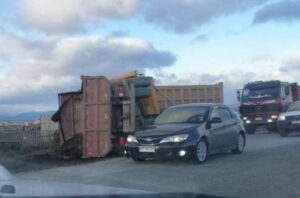 Un camión se dio vuelta en la ruta 9 norte al quedar sin frenos