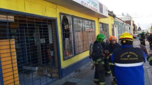Desconocidos intentaron incendiar céntrica tienda de productos deportivos