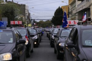 Colectivos y taxis se movilizaron en Punta Arenas  exigiendo la desaparición del impuesto específico al gas y la gasolina