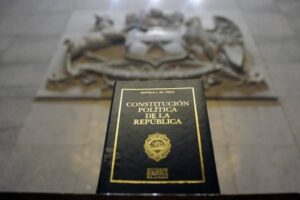 Rápidamente se agotó libro de la Constitución Política de Chile en Punta Arenas.