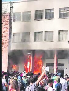 Incendios en edificios públicos tras incidentes en Concepción