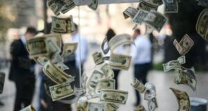 Dólar no da ninguna tregua al depreciado peso chileno y cerró en $830: acumula alza de $120