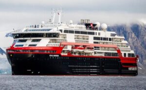 Conforme a lo programado, este viernes 1 de noviembre recaló en Puerto Natales el crucero internacional MS Roald Amundsen, en el primero de