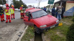Conductora resultó lesionada en colisión entre camioneta y vehículo menor