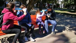 “Teatro Susurro” sorprendió a transeúntes con su intervención