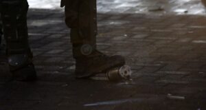 Intentan atacar nuevamente Subcomisaría de Peñalolén: FFEE los dispersó con gas lacrimógeno