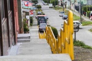 Municipio presenta nuevos pasamanos y escaleras en barrio San Miguel