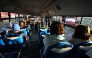 Adultos mayores respaldan rebaja de tarifa en buses, pero exigen “dignidad”