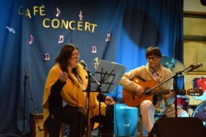 Concertista en guitarra Adrián La Mura y cantante Carmen Pineda realizaron shows en Puerto Williams
