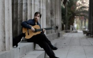 Javier Contreras: humildad y familia al  sonido de la guitarra