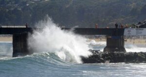 Olas de hasta cuatro metros de altura dejan marejadas en costas chilenas