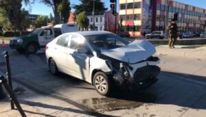 Daños de consideración en colisión entre bus escolar y vehiculo particular