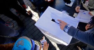 Senadores presentan proyecto para que chilenos en el extranjero puedan votar por constituyentes