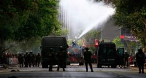 Carabineros aseguró que disparos de perdigones en Plaza Baquedano se produjeron bajo riesgo vital