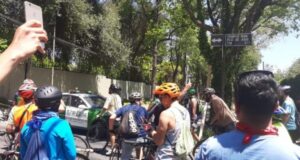 Ciclistas llegaron a residencia del presidente Sebastián Piñera para manifestarse