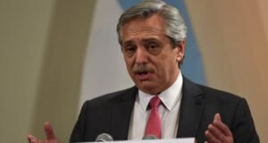 Presidente electo de Argentina deja en suspenso futuro de control cambiario