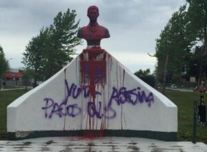 Municipio de Punta Arenas se querelló por rayados en monumento al teniente Merino