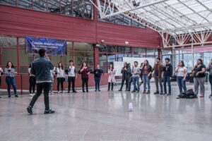 Estudiantes de la UMAG afinan últimos detalles para intervención urbana en lengua de señas