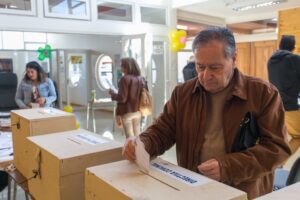 Actores políticos regionales apoyan baja  de sueldos a políticos y fin de la reelección
