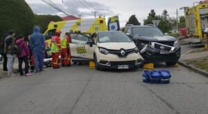 Conductora lesionada tras colisión en conflictivo cruce