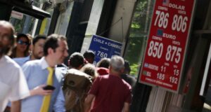 El dólar cierra la jornada en $784 y alcanza su mayor valor registrado