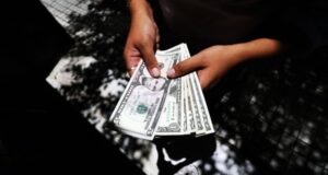 Dólar nuevamente se cotizó a la baja y partió la semana en $773