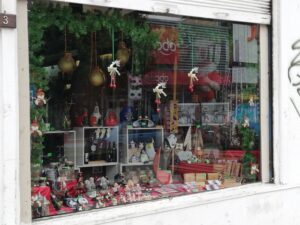 Escaso ambiente navideño en sector  comercial del centro en Punta Arenas
