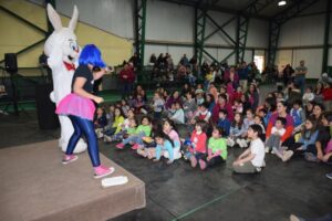 Niños y adultos disfrutan con los hits de Cantando Aprendo a Hablar en Puerto Williams