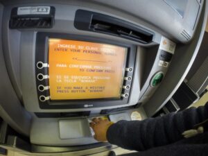 Más de 28 mil adultos mayores con Cuenta RUT podrán realizar 3 transacciones gratis al mes